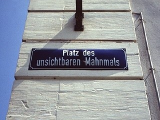 Jochen Gerz »2146 Steine – Mahnmal gegen Rassismus«