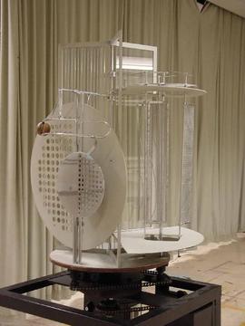 L&aacute;szl&oacute; Moholy-Nagy &laquo;Light-Space-Modulator&raquo; | Licht-Raum-Modulator